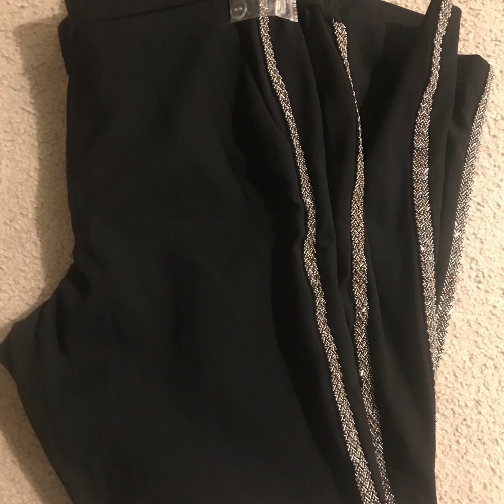 *NWT* Cute Pants With Chain trim on the Sides. Super Classy👌